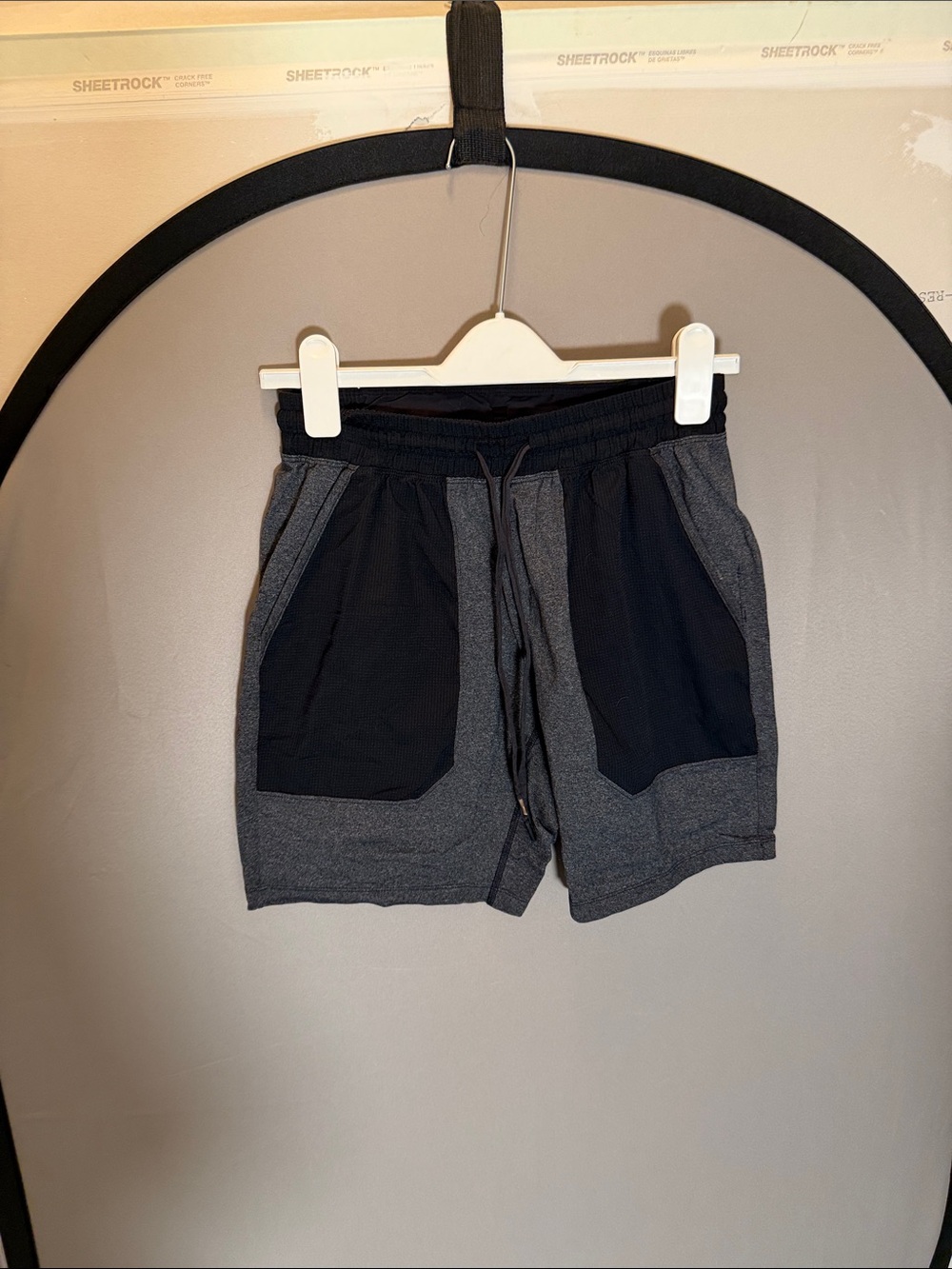 Men's lululemon Two-Tone Drawstring Athletic Shorts - Gray/Black